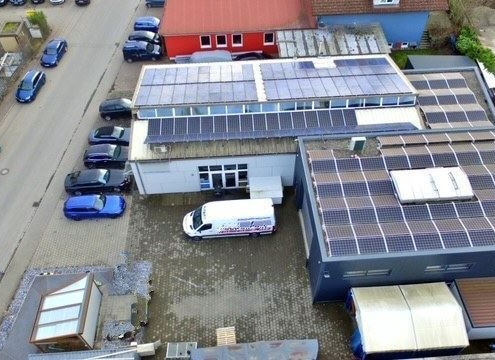 Vielseitige Halle, PV, Parkplätze